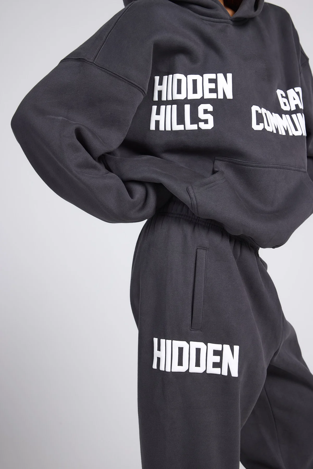 GATED COMMUNITY STRAIGHT LEG SWEATPANTS DARK GRAY