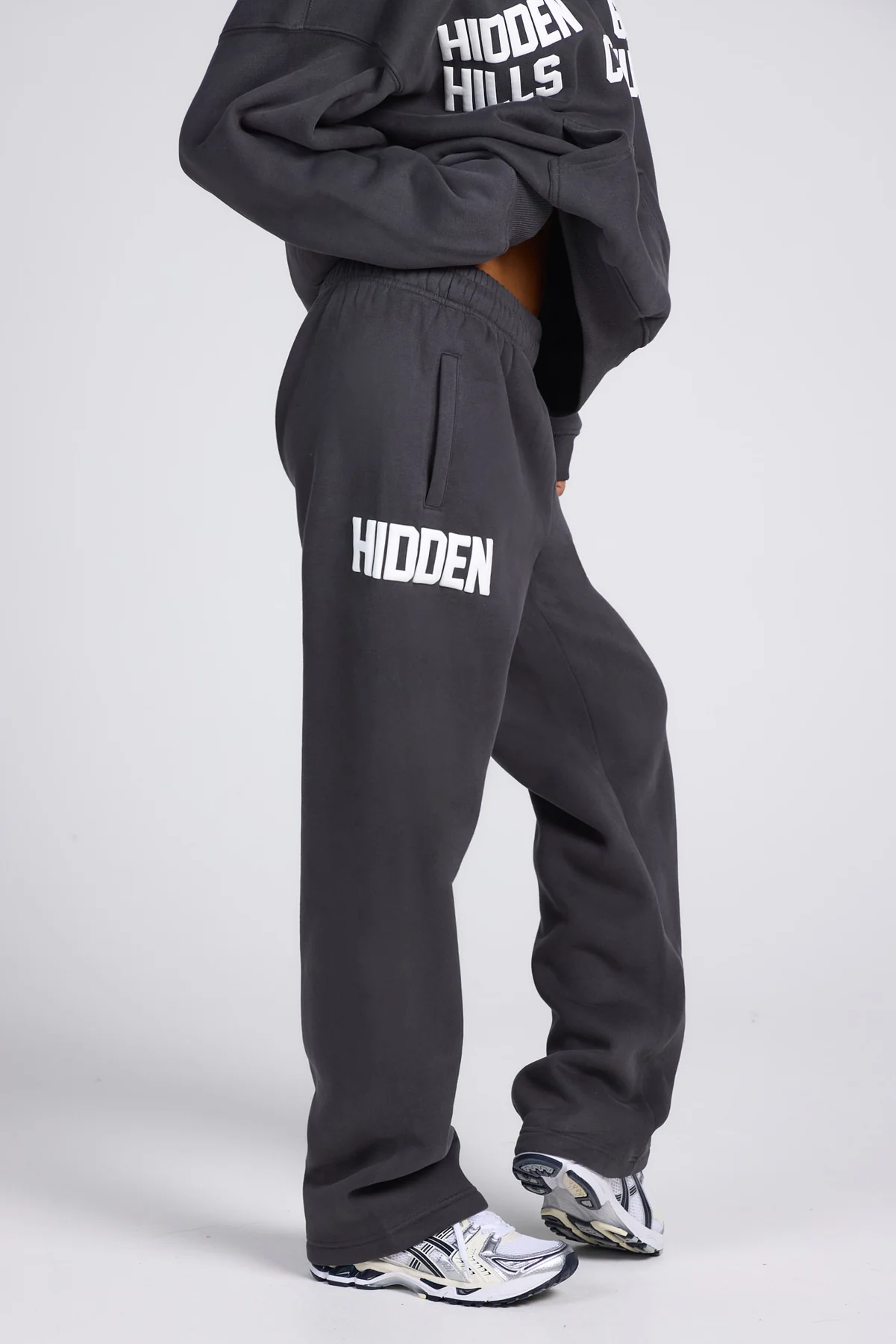 GATED COMMUNITY STRAIGHT LEG SWEATPANTS DARK GRAY