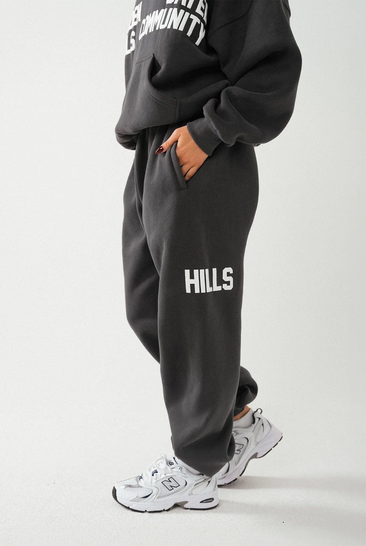 GATED COMMUNITY CUFFED SWEATPANTS DARK GRAY