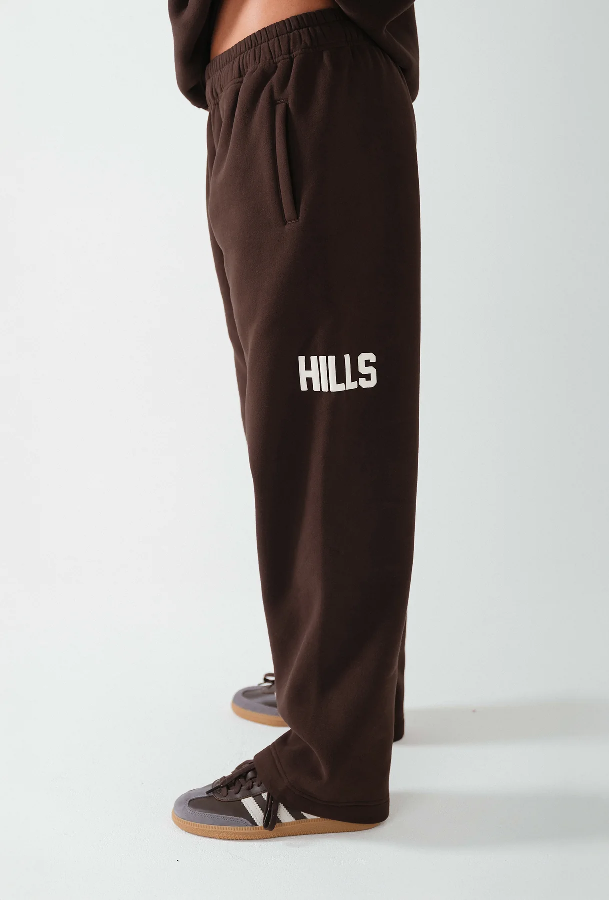 GATED COMMUNITY STRAIGHT LEG SWEATPANTS DARK BROWN