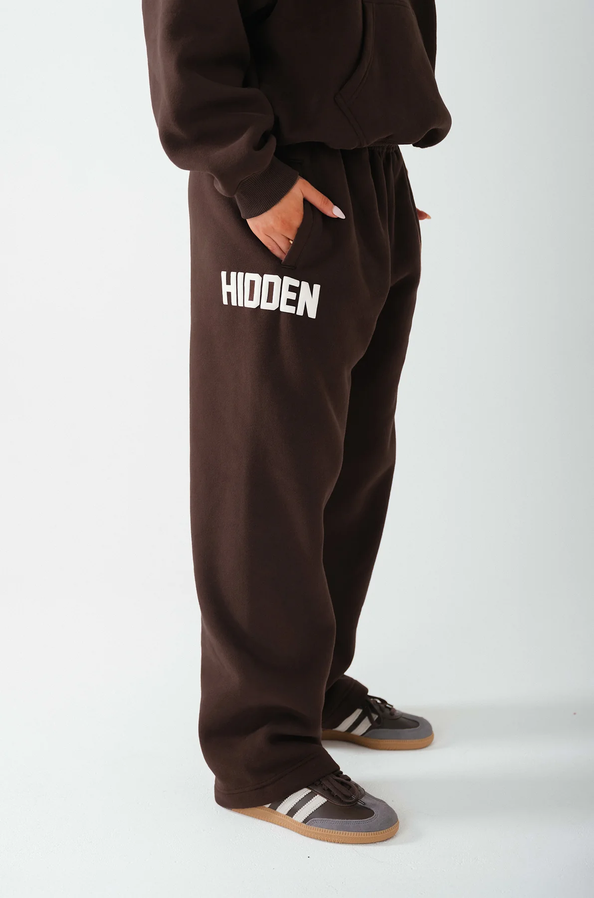 GATED COMMUNITY STRAIGHT LEG SWEATPANTS DARK BROWN
