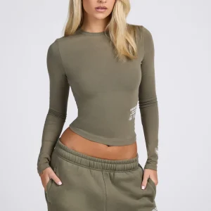 LABEL LONGSLEEVE TOP SAGE