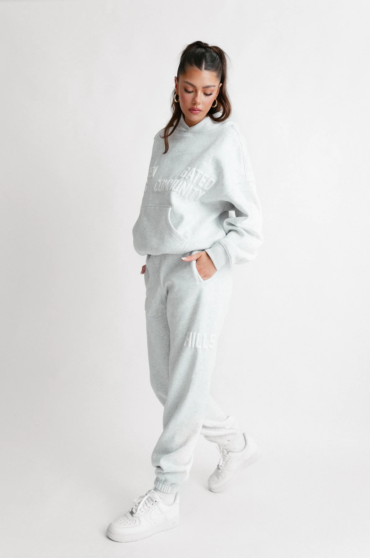 GATED COMMUNITY CUFFED SWEATPANTS LIGHT GRAY